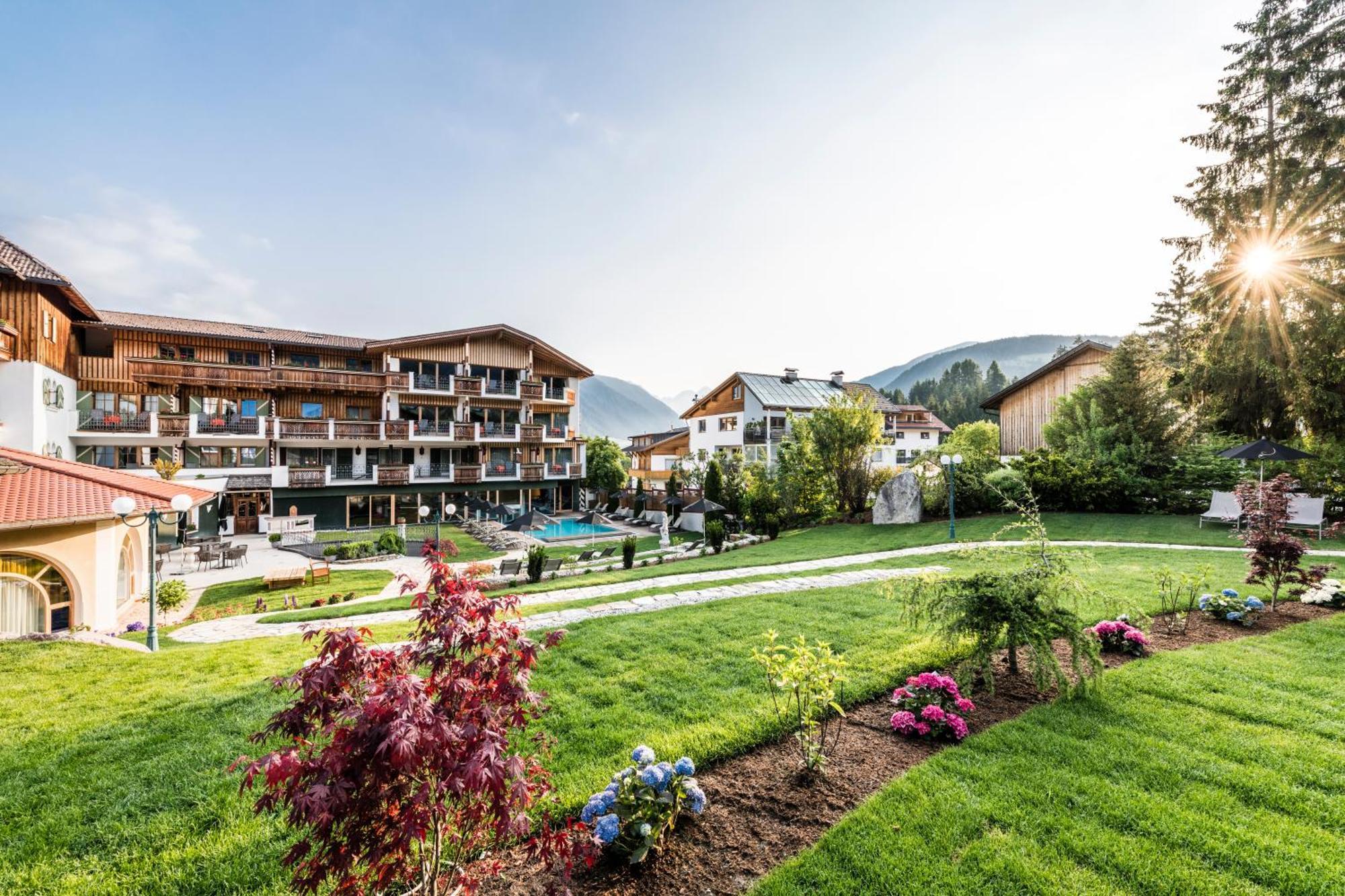 Mirabell Dolomites Hotel - Luxury Ayurveda & Spa Olang Eksteriør billede